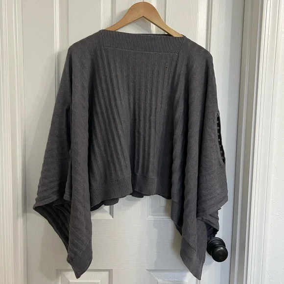 Lululemon Forward Flow Poncho in Heathered Moonwalk - Picture 3 of 9